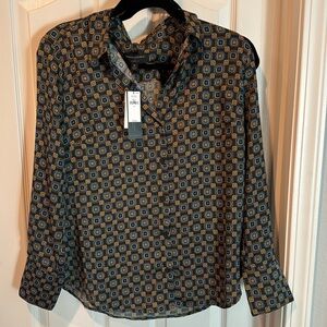 NWT Banana Republic button down blouse. Classic Fit. Size medium